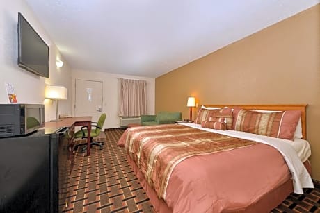 1 King Bed-Business Suite-Smoking-Free Wifi- Microwave-Minifridge-Hairdryer-32 Inch Flat