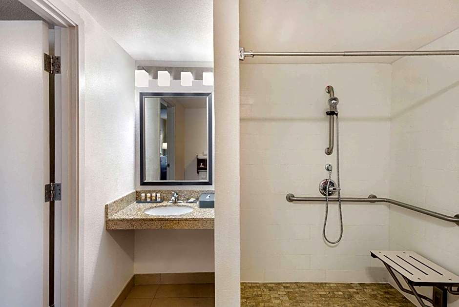 La Quinta Inn & Suites by Wyndham Hayward Oakland Airport