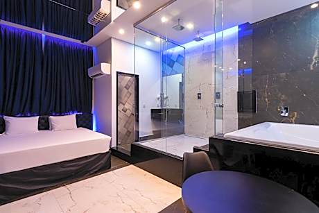 Deluxe Suite with Spa Bath