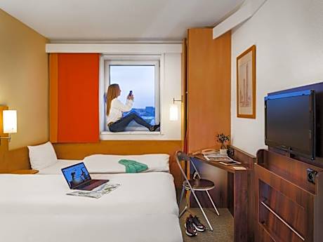 Standard Room With Three Single Beds