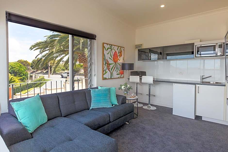 Bay 10 - Suites and Apartments