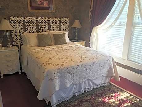 Queen Room with Private Bathroom #2