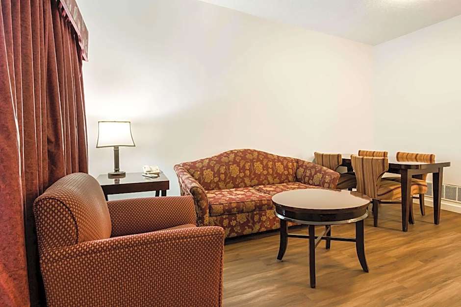 Econo Lodge Inn & Suites near Split Rock and Harmony Lake