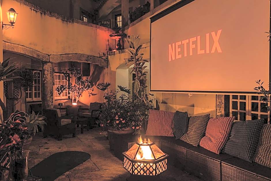 Sintra WOW - Unique double Smart Room in 17th century Palace! Hot tub, Snooker, BBQ, PS5, Sauna, Gym