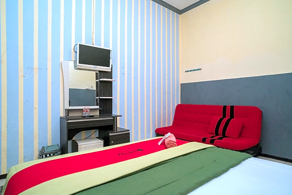 RedDoorz near Alun Alun Batu