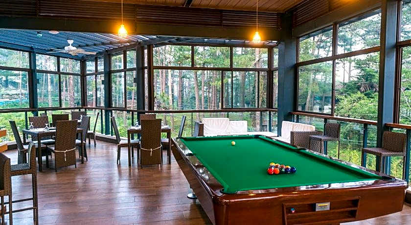 Grand Sierra Pines Hotel