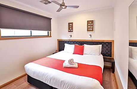 2 Bedroom Superior Poolview Villa 4 berth