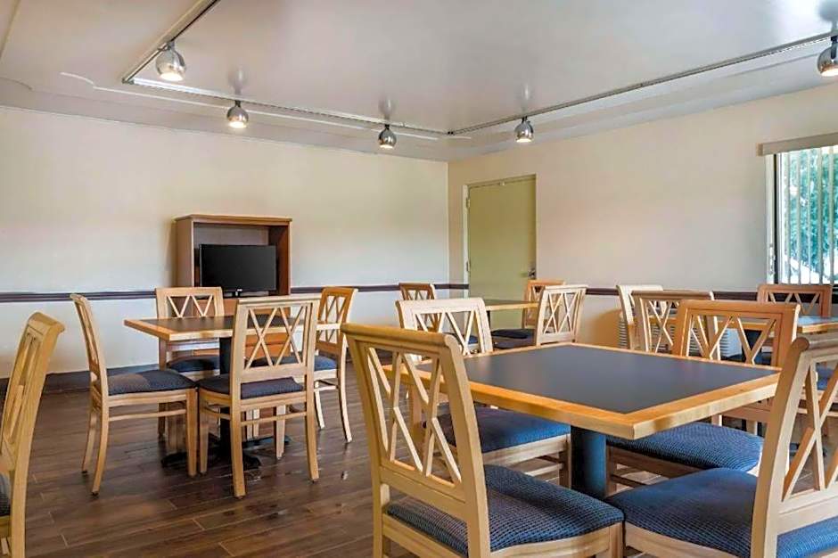 Econo Lodge Live Oak