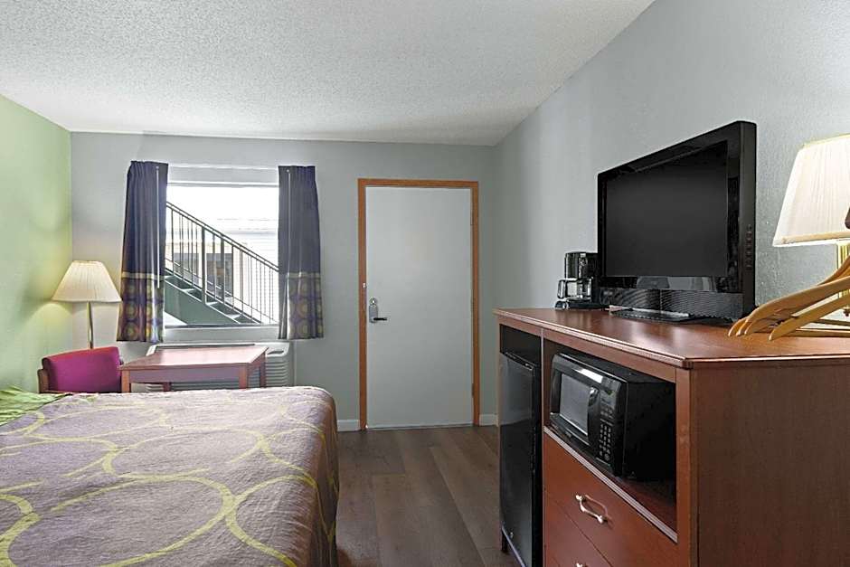 Super 8 by Wyndham Branson / Shepherd of the Hills Exwy