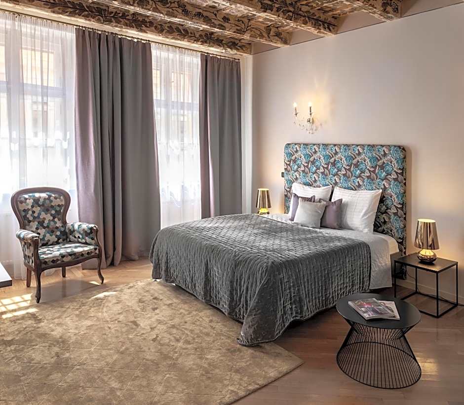 Chateau 9 Apartments by Adrez