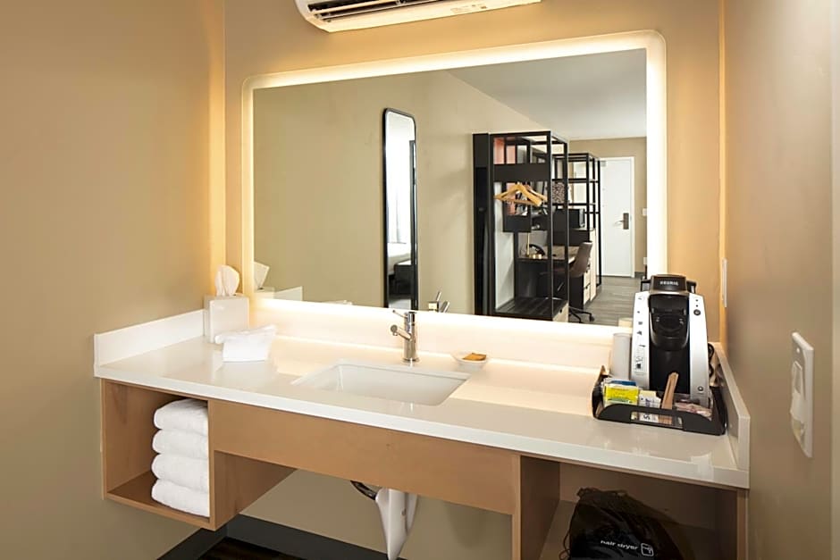 Waypoint Hotel
