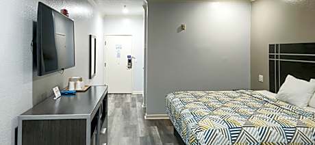1 King Bed | Mobil Access Tub Nsmk Micfridg