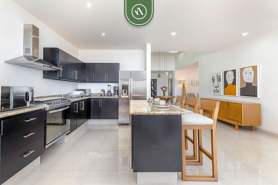 Brand New 3 BR Penthouse - Oceanview Rooftop Pool