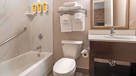 1 Queen Bed Non-Smoking Safe Wi-Fi Full Breakfast