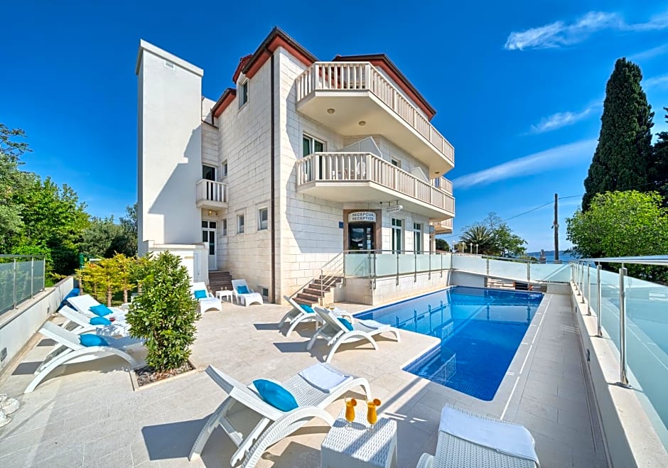 Hotel Riva Kaštela with swimming pool