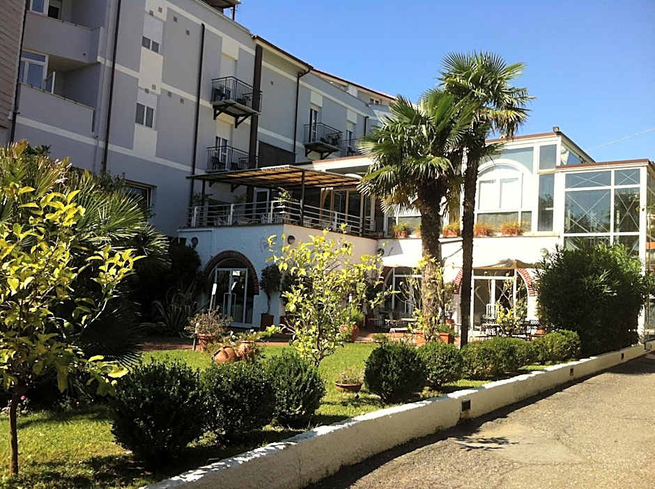 Hotel Riviera 3 Stelle con piscina estiva gratuita e garage a pagamento