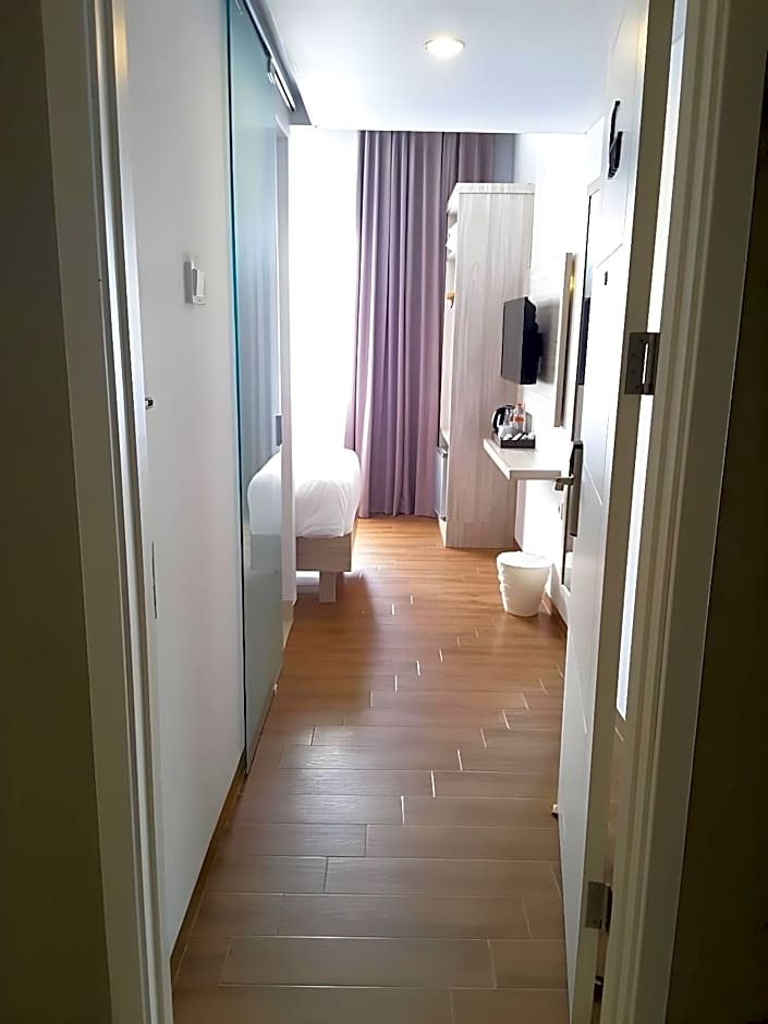 Front One Akshaya Hotel Karawang