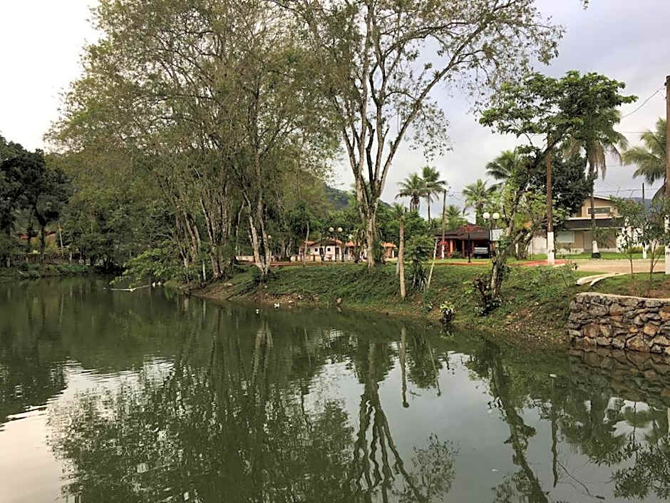 Caso em condomínio com lago, serra, campo e mar