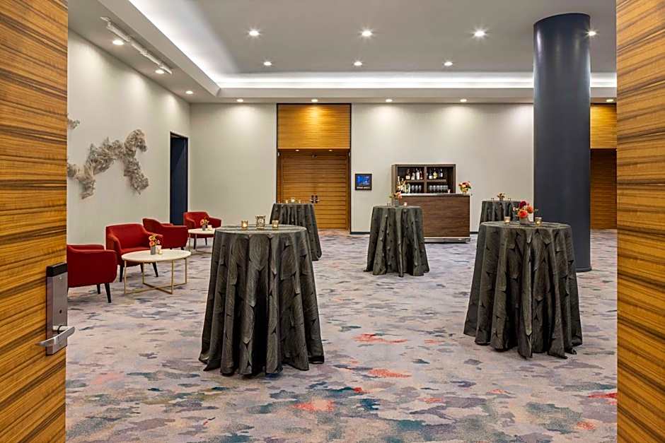 The Lofton Hotel Minneapolis, Tapestry Collection by Hilton