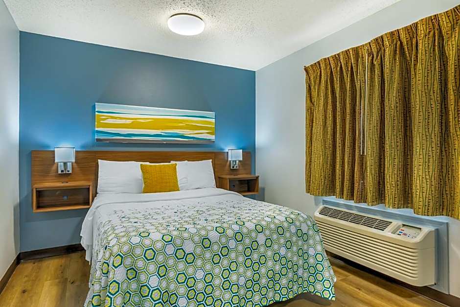 HomeTowne Studios & Suites by Red Roof Greensboro