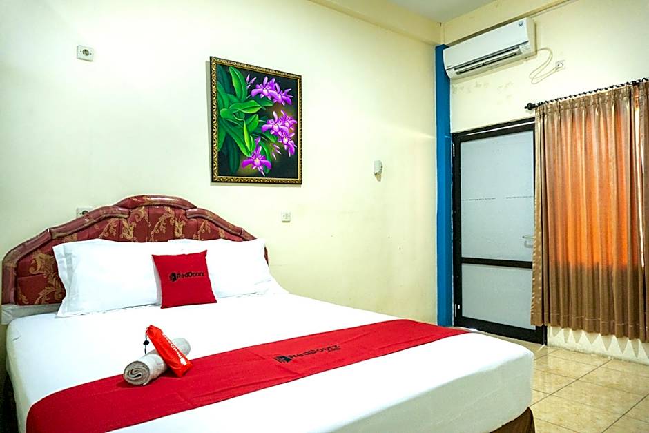 RedDoorz near H. Hasan Aroeboesman Airport