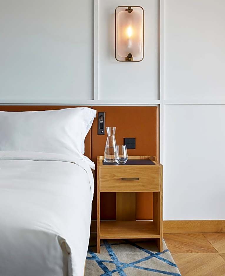 ALEX - Lakefront Lifestyle Hotel & Suites