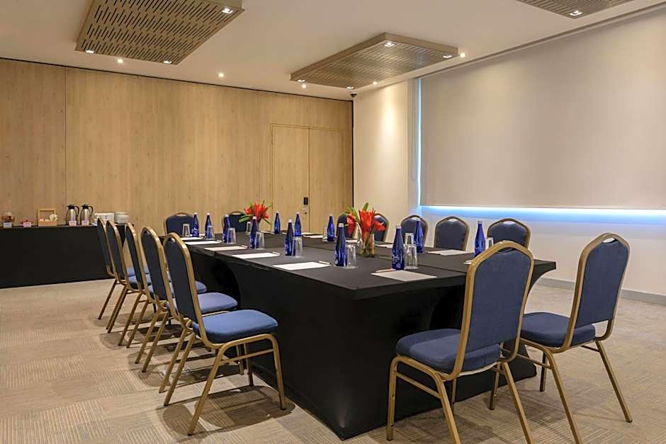Courtyard By Marriott Santa Marta Resort