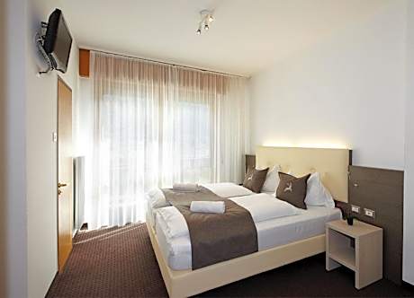 Triple Room with Balcony - Street Side