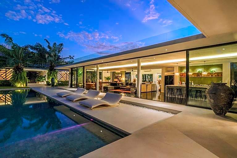 Villa Bull House: Amazing 6 Bedrooms Contemporary Villa in Seminyak