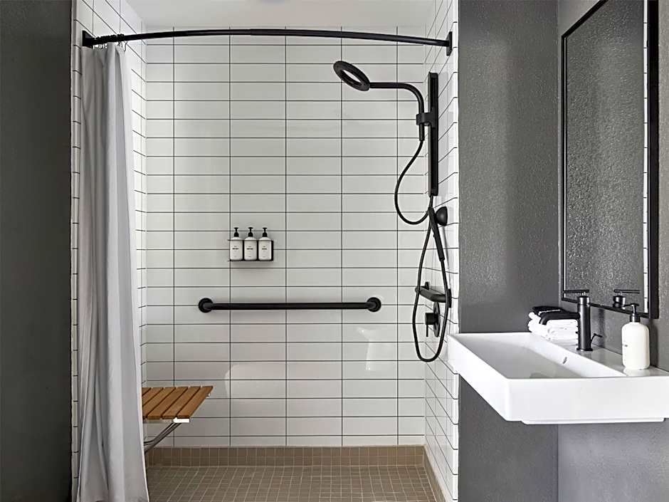 Slackline Moab, Outset Collection by Hilton