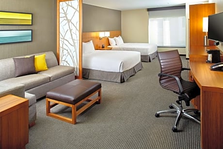 Queen Room with Two Queen Beds and Roll-In Shower - Disability Access