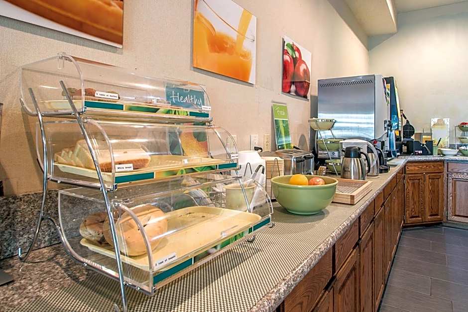 Quality Inn & Suites East Troy I-43