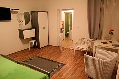 Studio with Garden View and Garden Entry