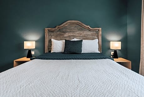 Deluxe Queen Room