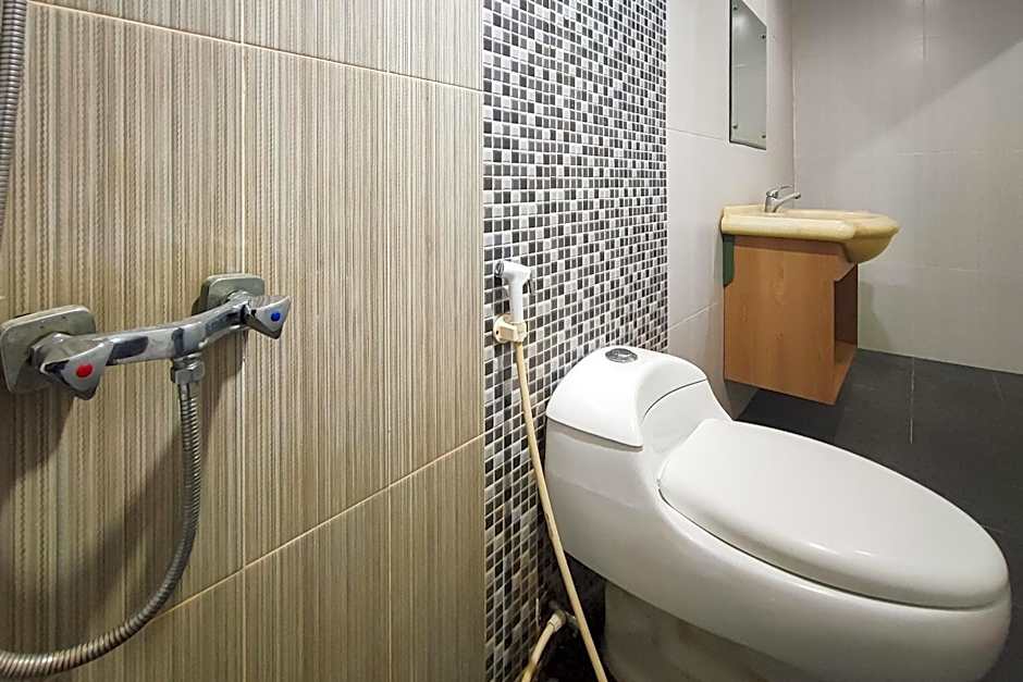 RedDoorz at Hotel Mayang Sari 1