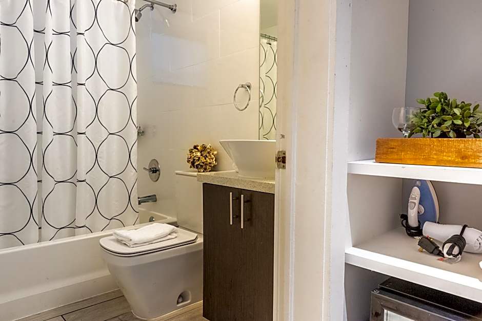 Waterside Hotel and Suites