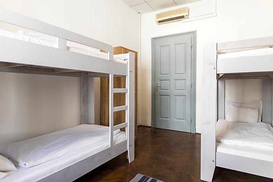 2B Hostel & Rooms