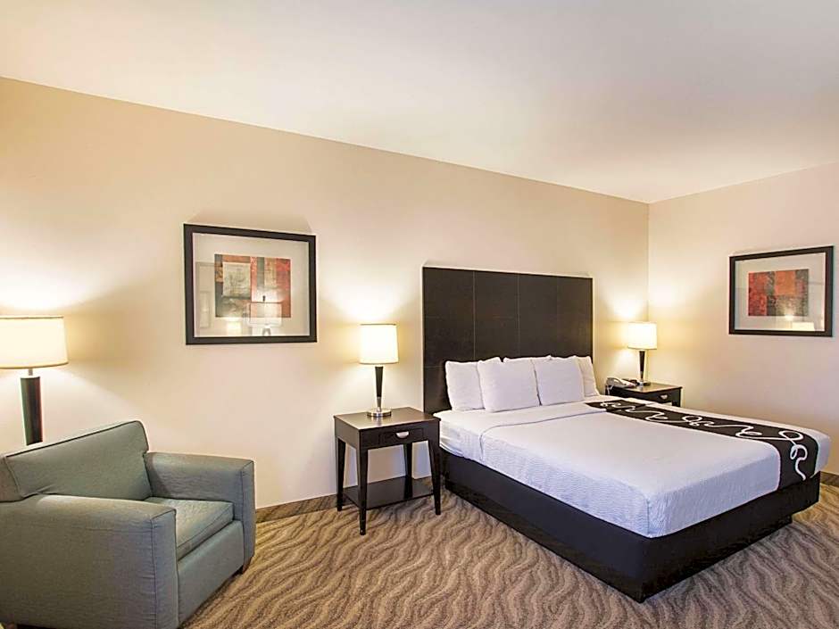 Photo 1 of 6 of Deluxe 1 King Bed