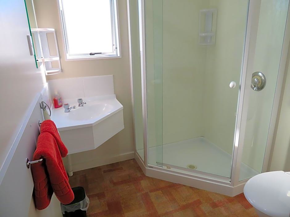 Commodore Court Motel