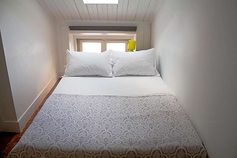 WW Hostel & Suites