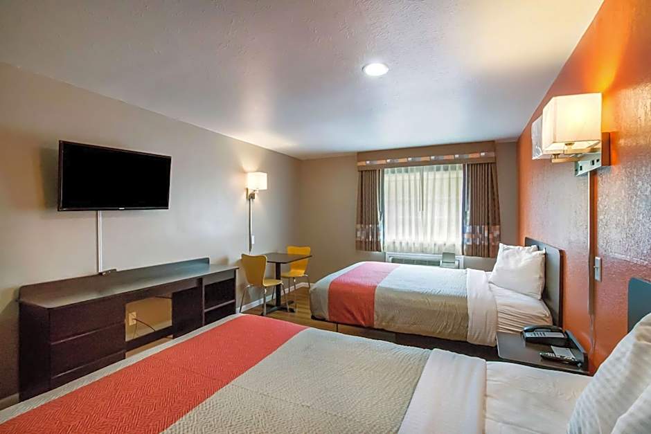 Motel 6-Rossford, OH