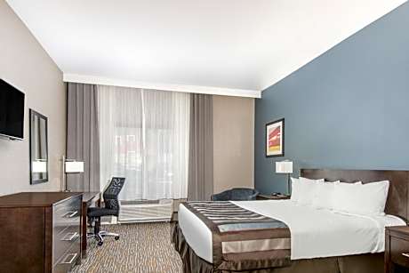 King Room with Roll-In Shower - Mobility/Hearing Accessible - Non-Smoking