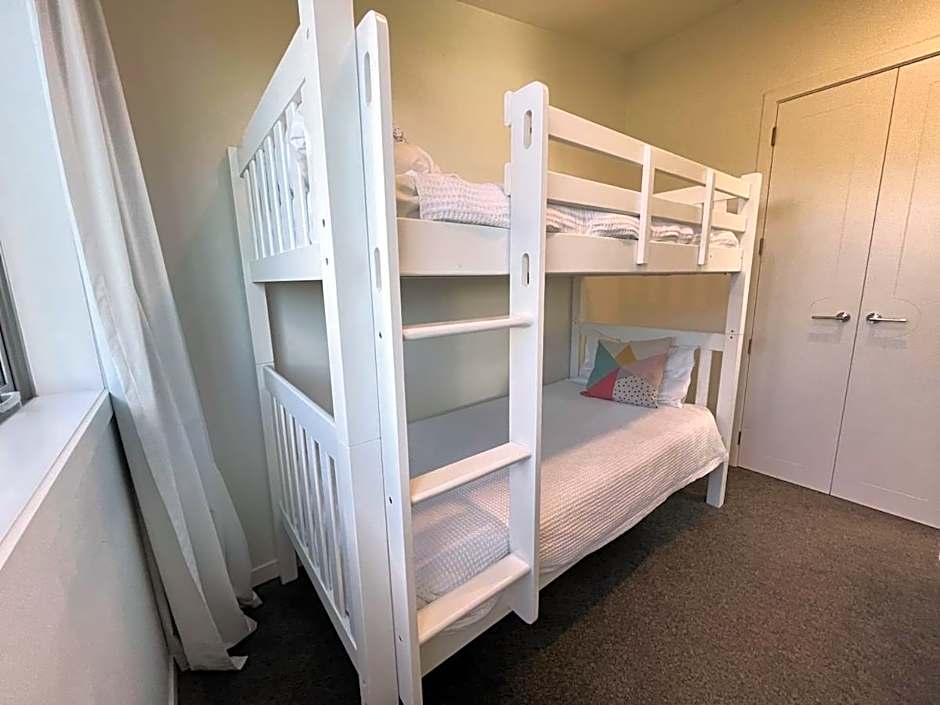 Jandals & Joy Lakefront Retreat