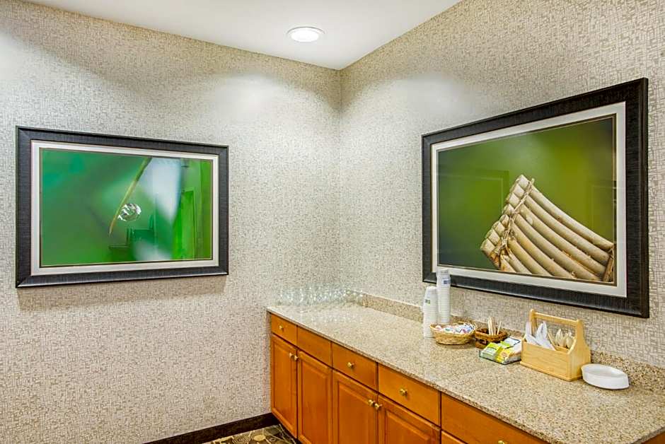 Holiday Inn Express Hotel & Suites Brattleboro By IHG