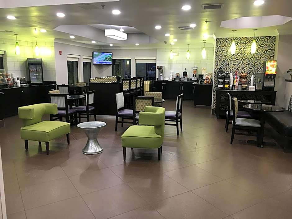 La Quinta Inn & Suites by Wyndham Louisville East