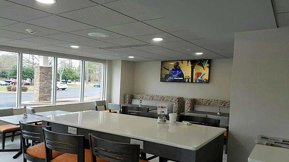 Holiday Inn Express Williamsbrg Busch Gardens Area By IHG