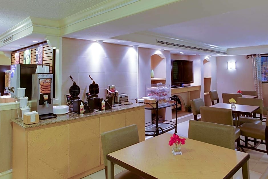 La Quinta Inn by Wyndham Pittsburgh Airport