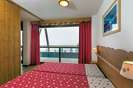 Two-Bedroom Apartment (6 Adults) with Mountain View