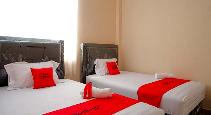 RedDoorz near Millenium Waterpark Palu