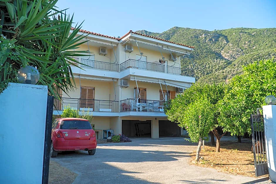 Davis Studios & Apartments